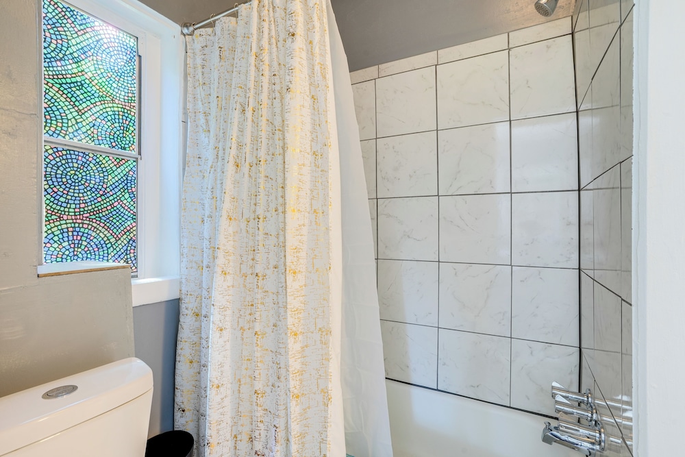 1 Mi to Downtown Lynchburg: Cozy Apt w/ Pool