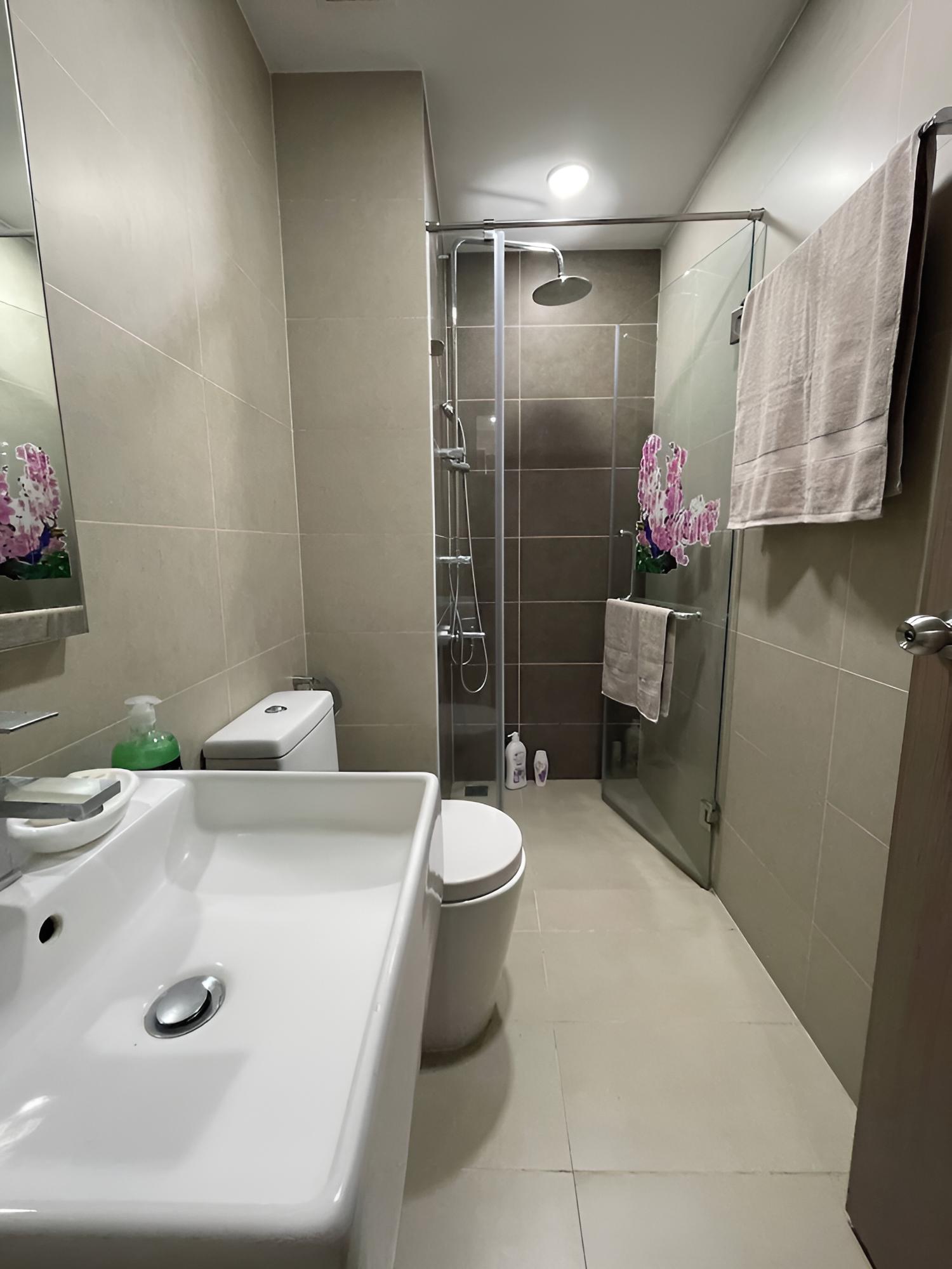 3 Bed Rooms Near Center
