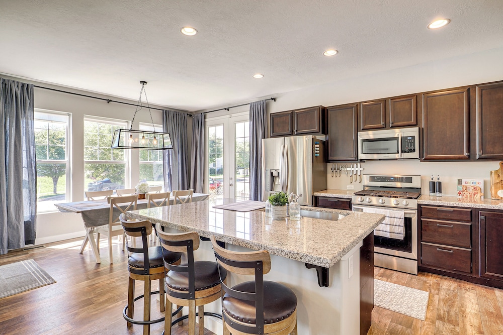 4 Mi to The District: Family Home w/ Tennis Access