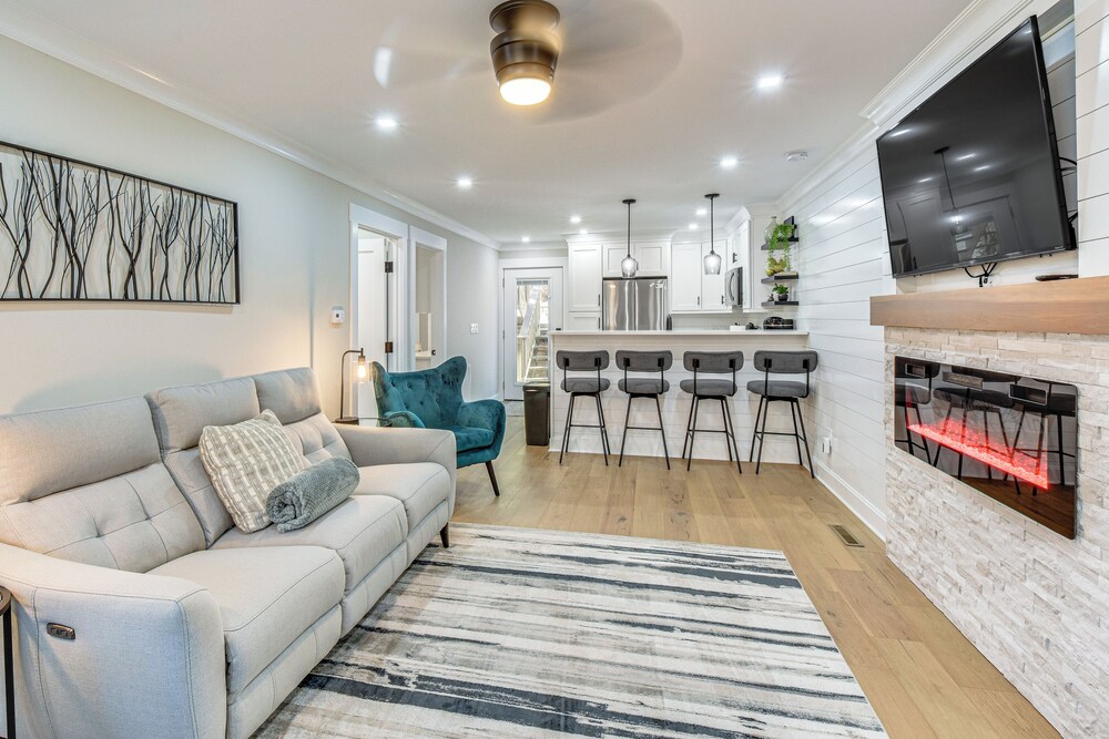Golf Course View: Modern Keowee Key Condo!