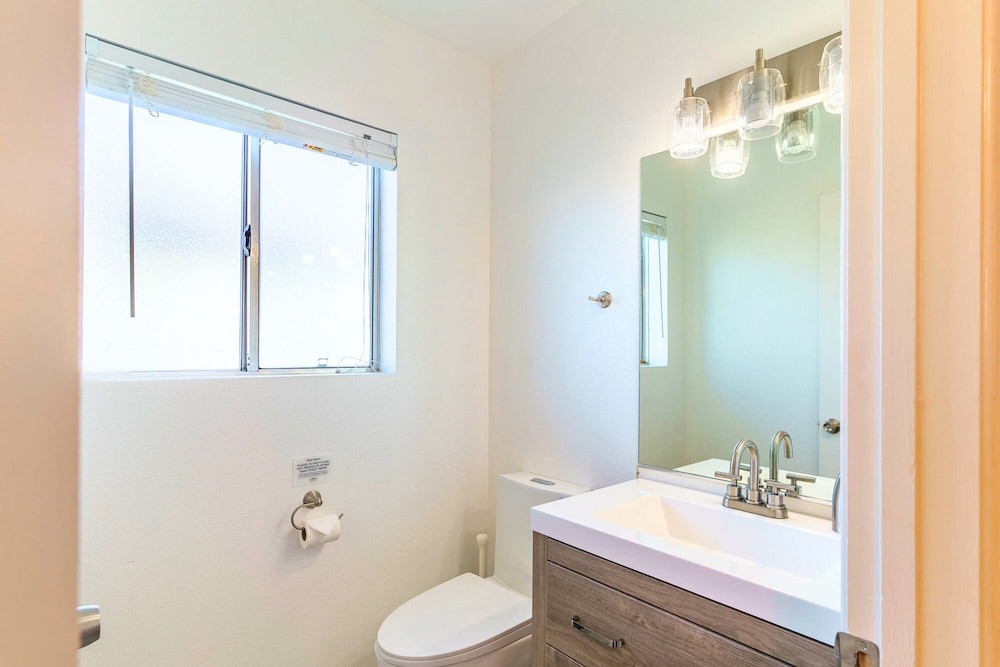 Perfect Getaway W/amazing Views At Joshua Tree 3 Bedroom Home by RedAwning view 5