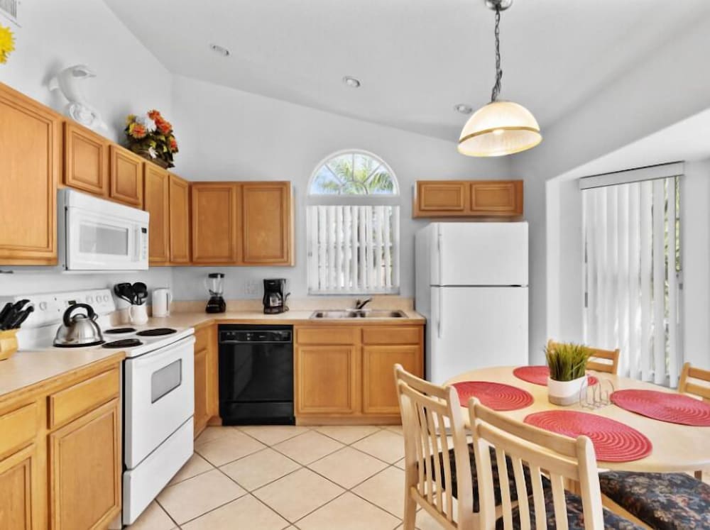 Sunny Private Pool & Spa & Fenced Yard. Nr Parks - Image 3