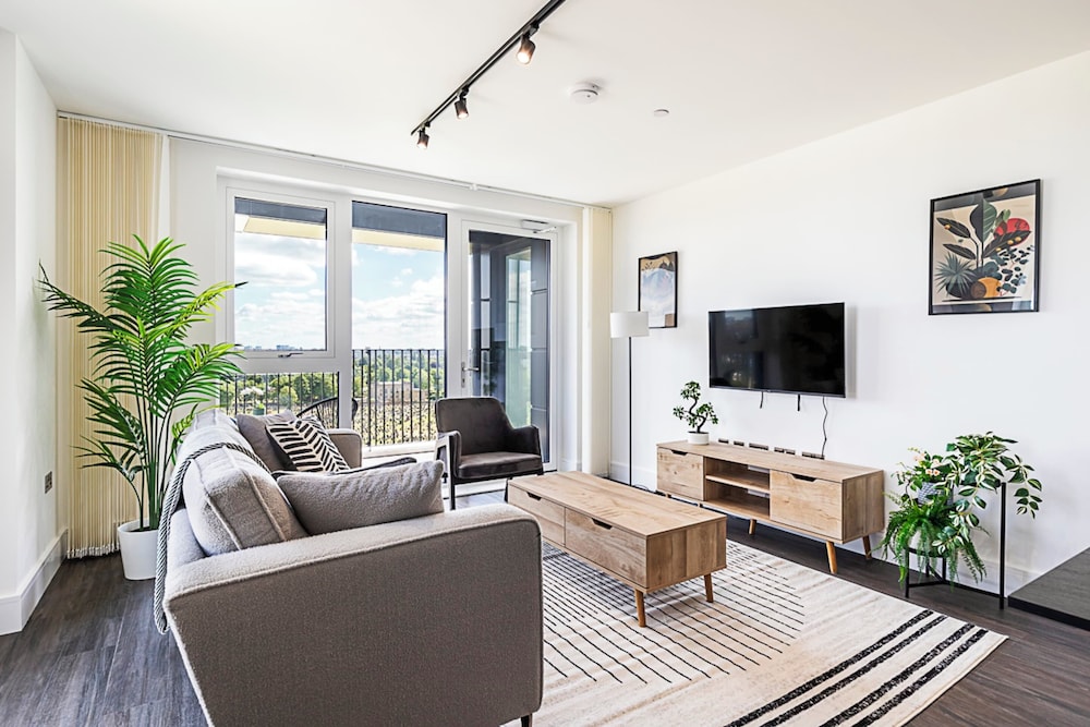 Sleek and Stylish 9th Floor Apartment