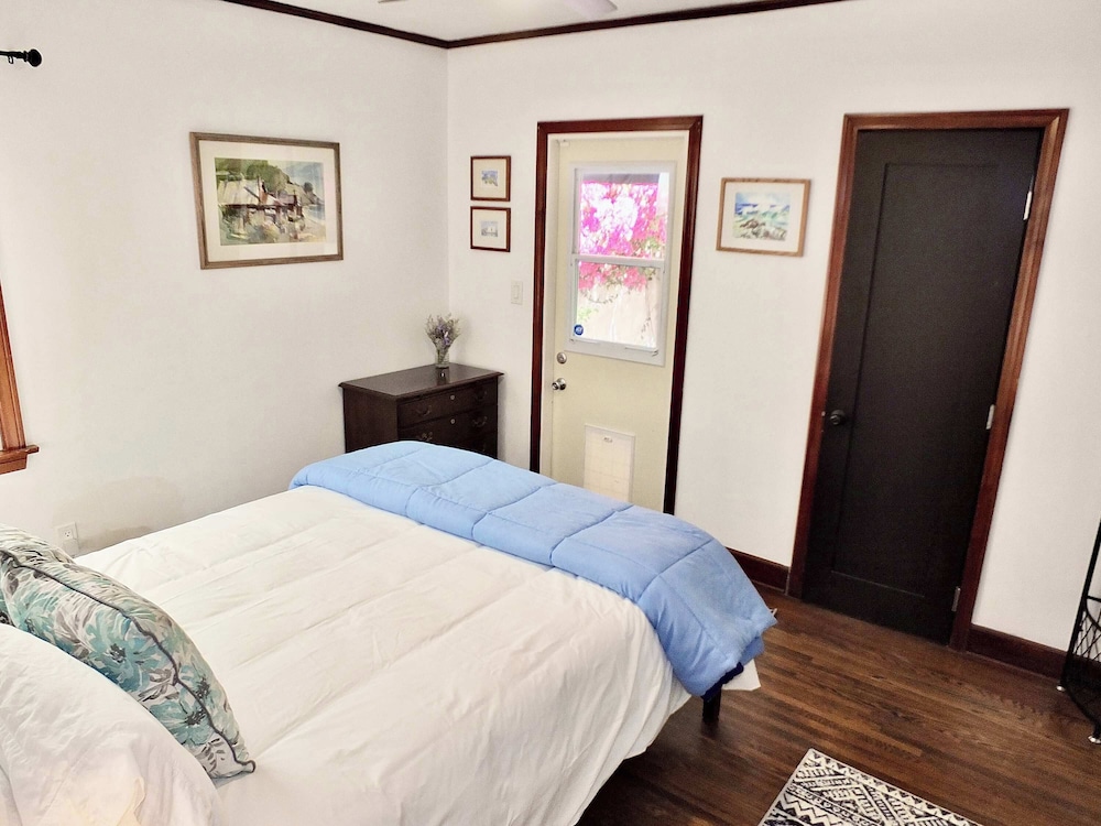 Belmont Shore Coastal Cottage - Cozy Home for 6 - 2 Blocks to Beach
