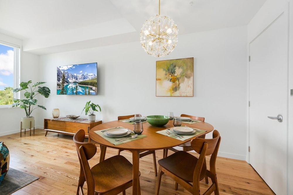 The Overlook - Luxe Old Town Condo w/ King Suite