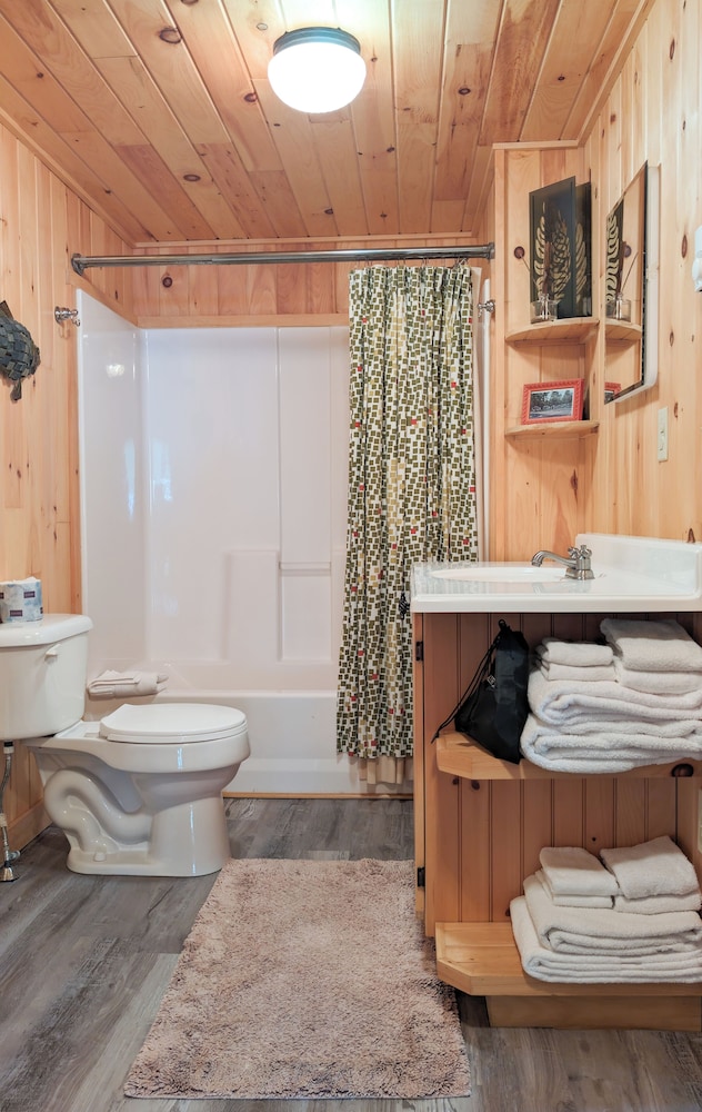 Hinckleys Dreamwood Cottages