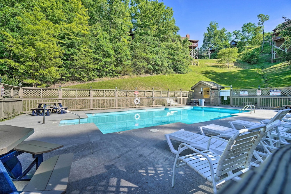 Cabin w/ Deck, Hot Tub & Douglas Lake Resort Perks