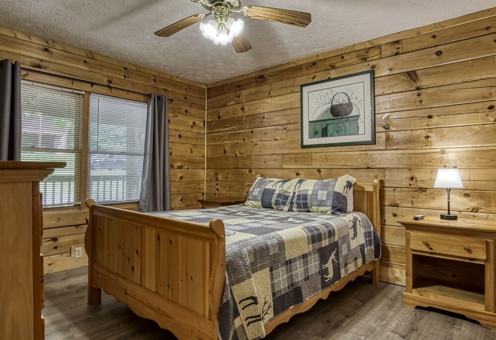 Er204 - Dream Catcher Great Location! - Close To Town! 2 Bedroom Cabin by RedAwning view 3