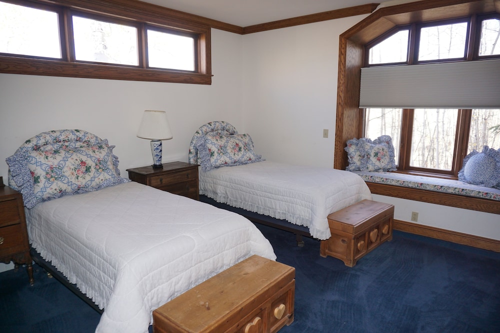 Large Family  On Adams Avenue - Ski In/out 5 Bedroom Home by RedAwning view 2