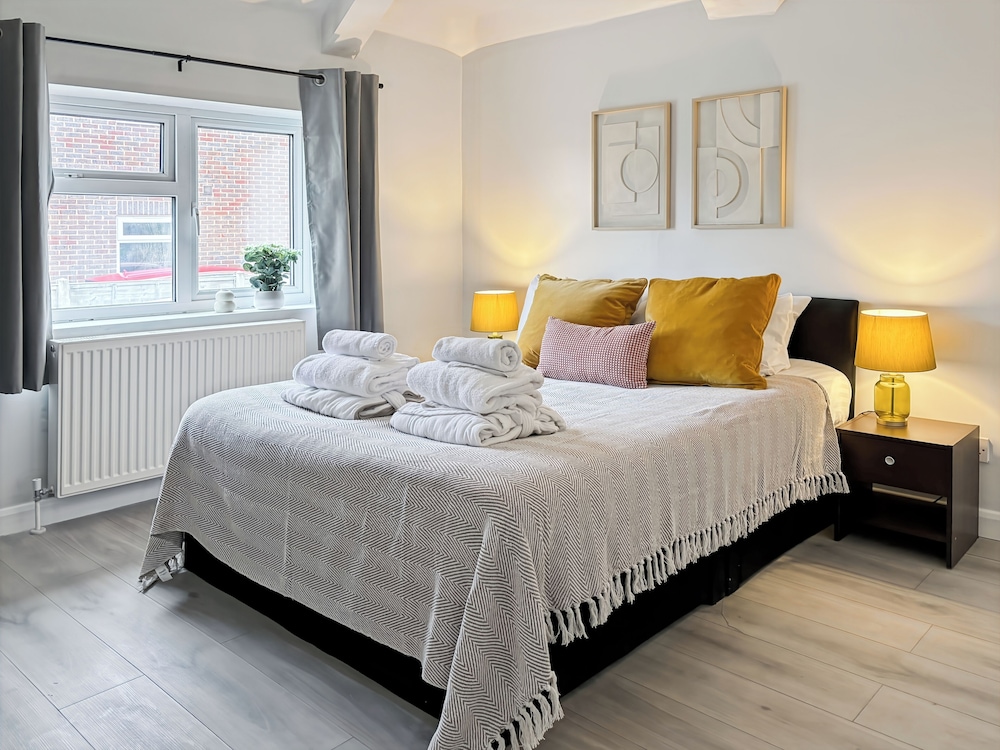 Relaxing Getaway With Hot Tub & Sauna Sleeps 6