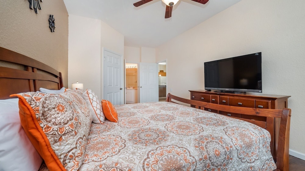 2 Massive Water Slides / Movie Theater / Fitness Center / Giant Kid's Splash Pad / Near To Disney 3 Bedroom Apts
