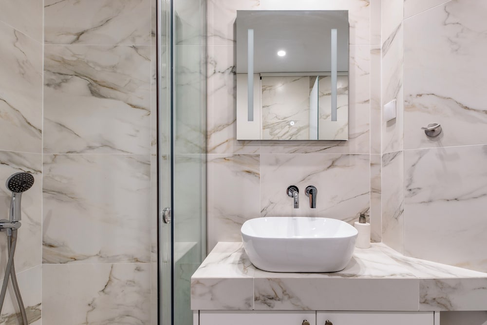 Attica - Captivating 2-Bedroom Apt & Balcony in Athens