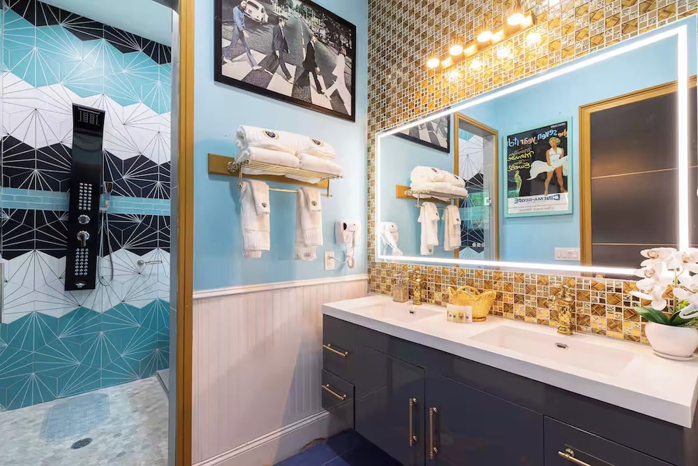 Luxury Mansion w Pool Sleeps 60