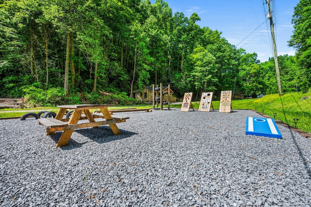 2bdrm Cabin 3 Gburg Pet-friendly Firepit Games