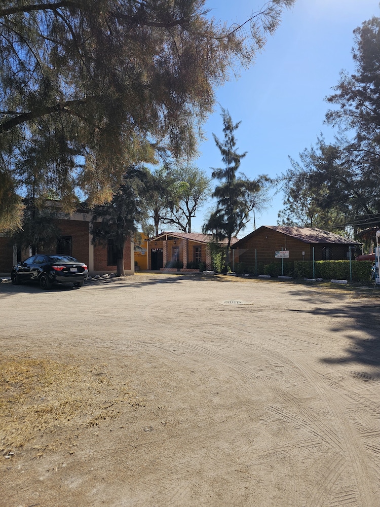 Parque Girasoles Balneario & Cabañas