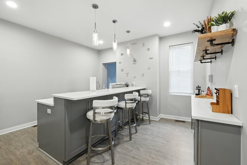 Cozy Historic Row Home- Near Stadiums! 3 Bedroom Home