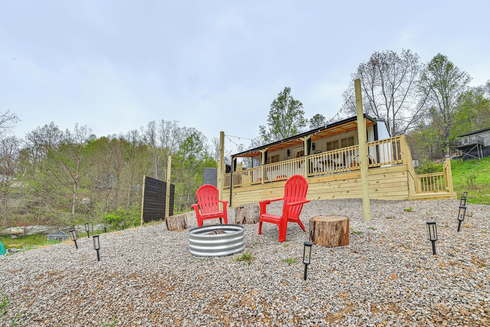 Hot Tub, Fire Pit: Lake-view Catlettsburg Getaway!