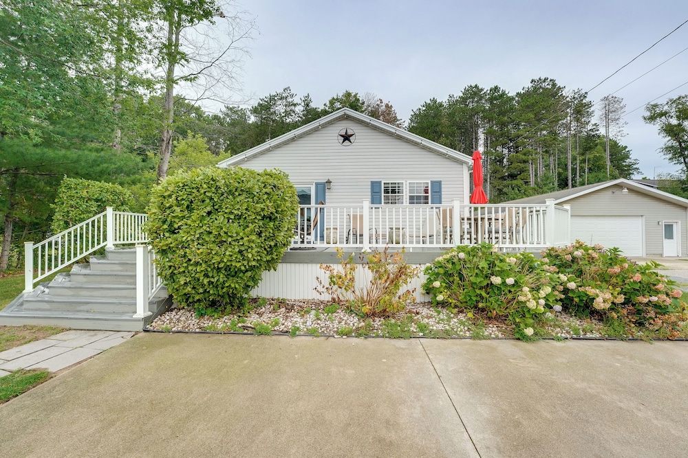 1 Mi to Silver Lake Sand Dunes: Family Gem w/ Yard