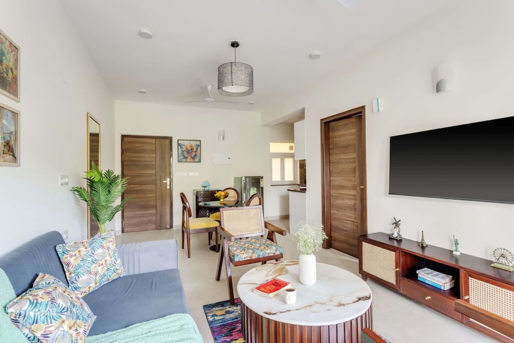 1bhk w Balcony and Pool - 5 Mins to Candolim Beach