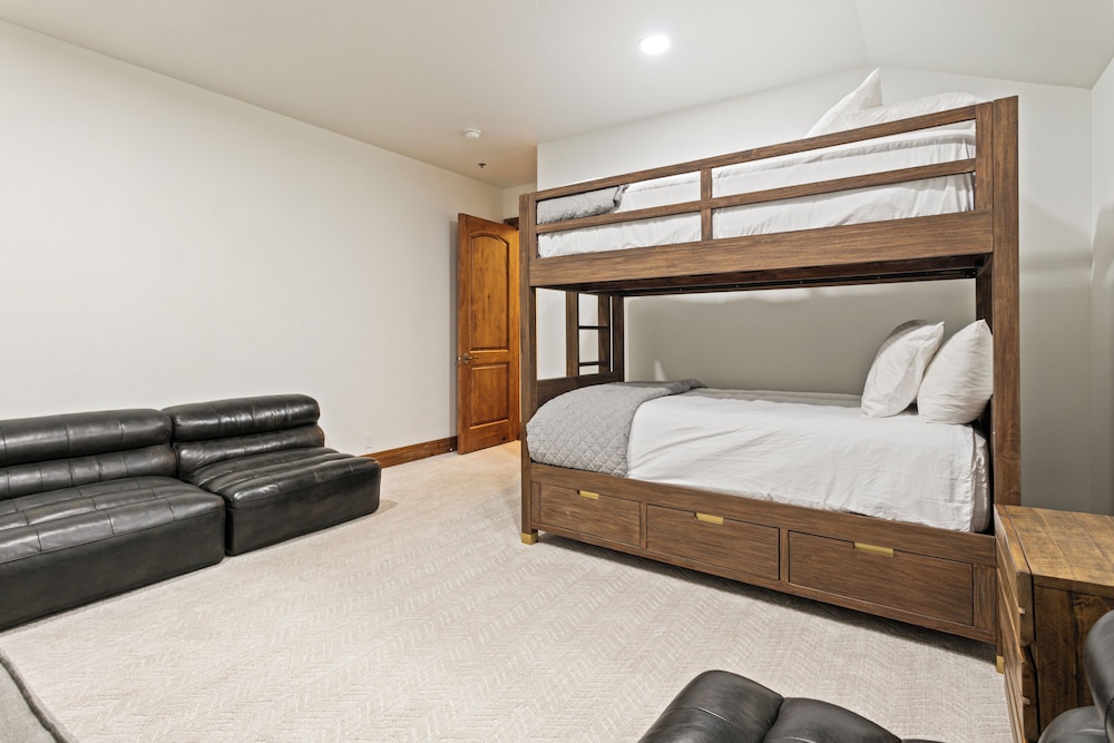 Grand Lodge - Penthouse #505 - Ski-in/ski-out 5 Bedroom Condo