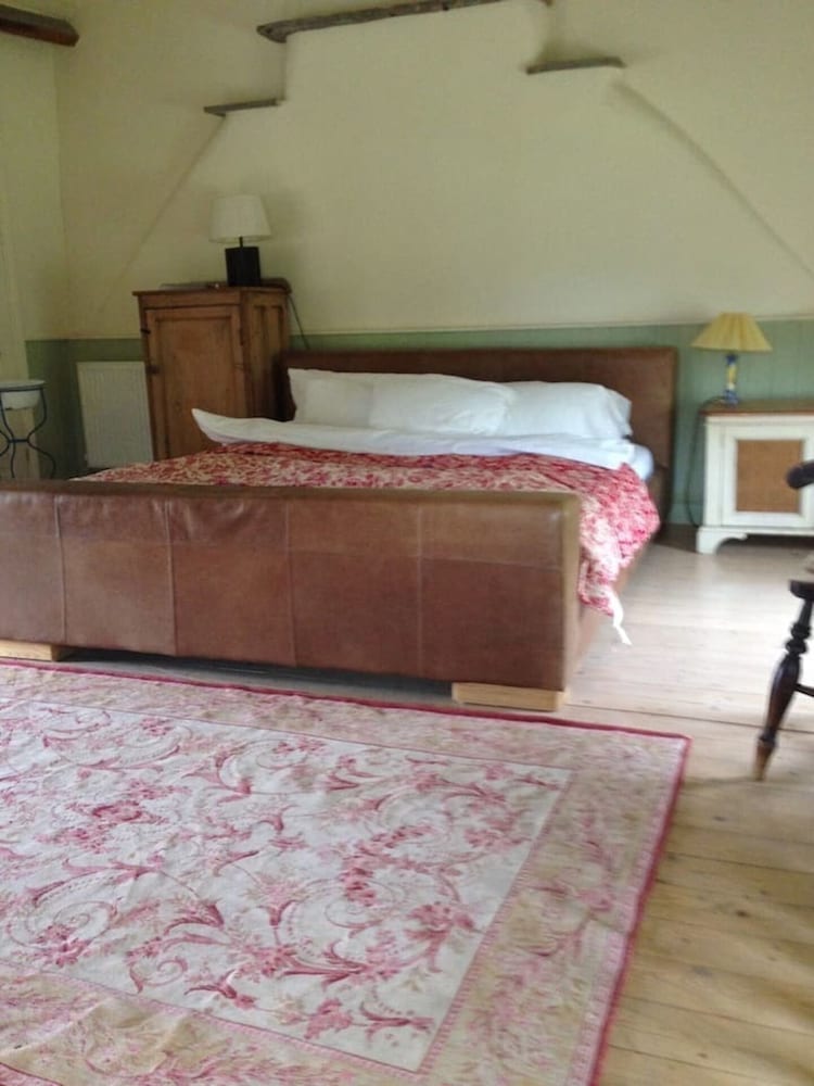 15th Century 6-bed Farmhouse, Sleeps 11, Pets Ok view 3