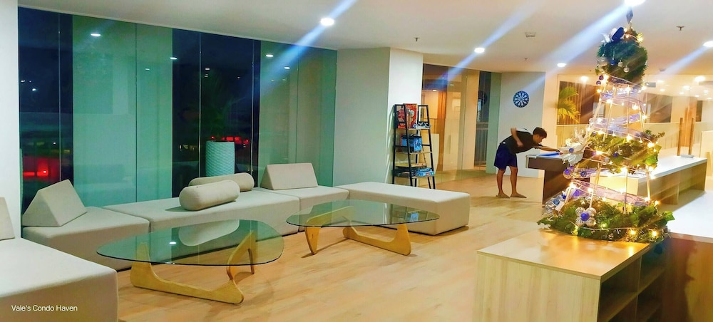 Modern Studio Poolside Balcony Near Mactan Airport