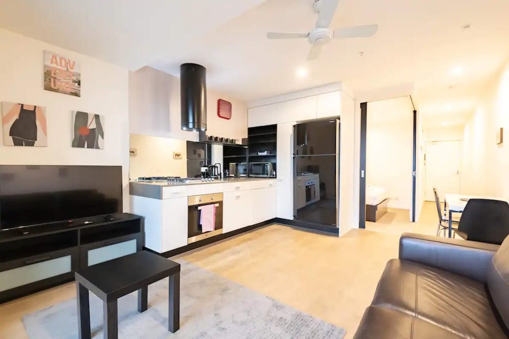 Bright 1 Bedroom Apartment in St Kilda view 3
