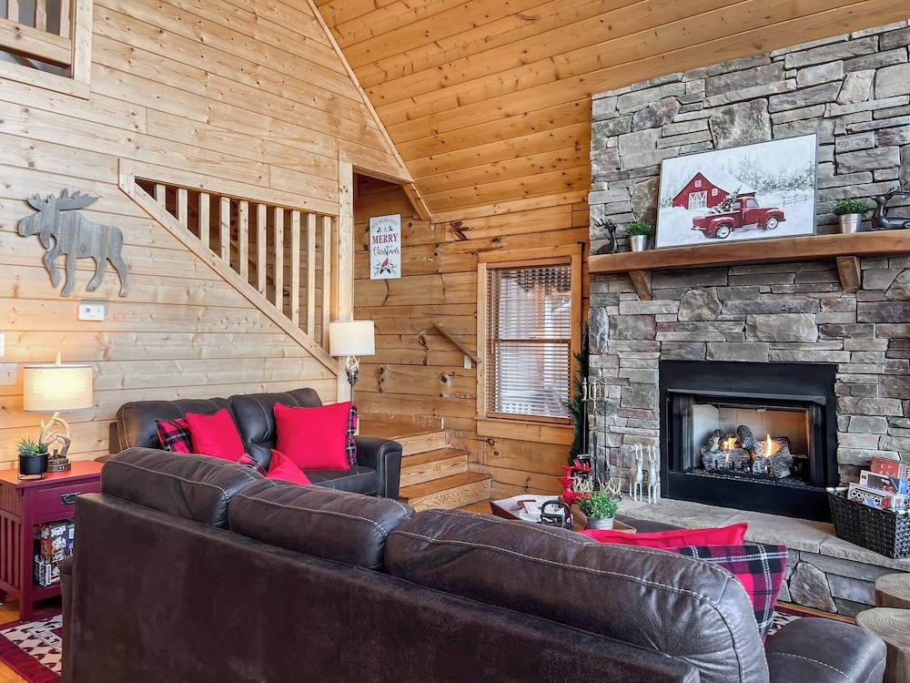 3 Kings 4 Bunks-sleeps 10-smart TV X6-parking out Front-full Kitchen-hot Tub