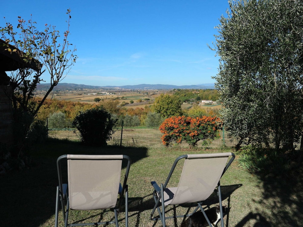 Modern Holiday Home in Foiano Della Chiana With Pool