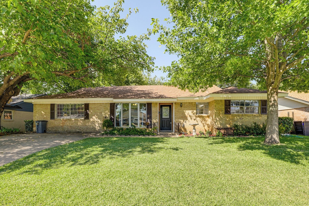 Home w/ Backyard Oasis < 7 Mi to At&t Stadium!