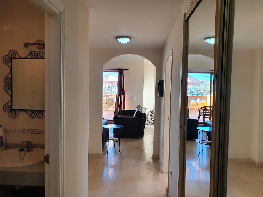 3 Bed Penthouse - Sleeps 8 - Pool - Sea View