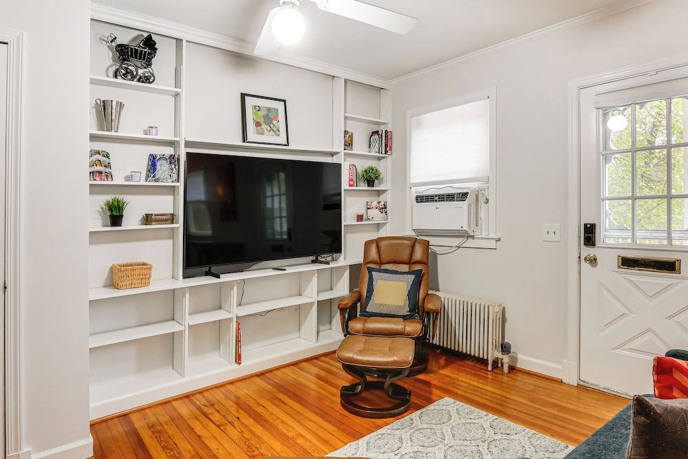 Walk Downtown: Takoma Park Escape w/ Large Yard!