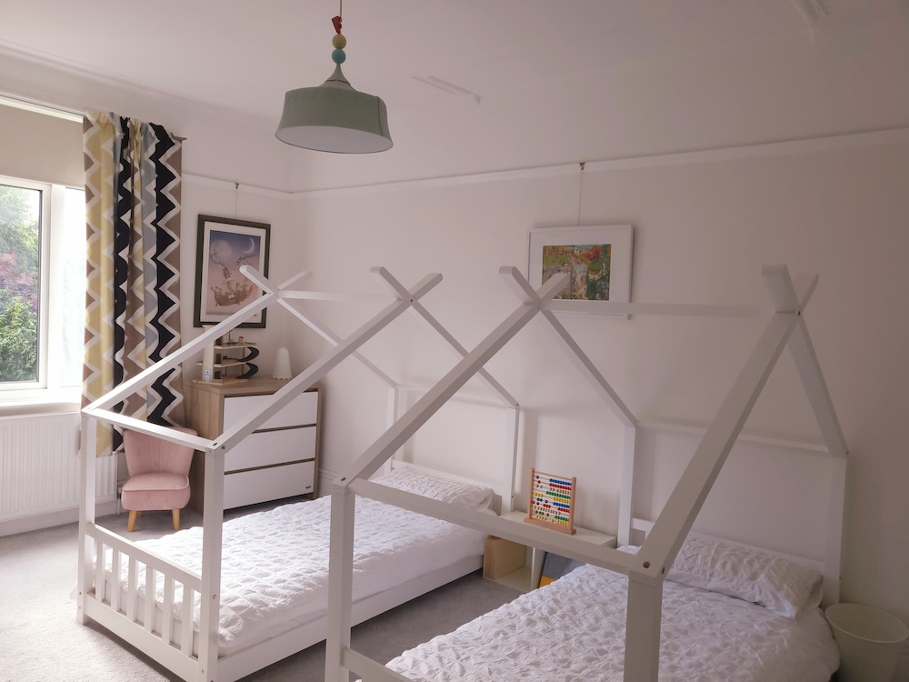 Remarkable 4-bed House in Sheffield view 2