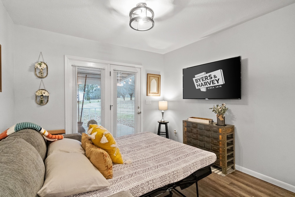 The Flat on Gratton - Lit Covered Outdoor Patio