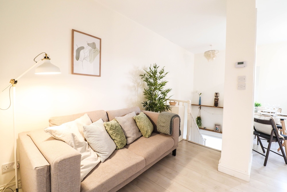 Right by Oval Station - 2 bed Flat Free Wifi
