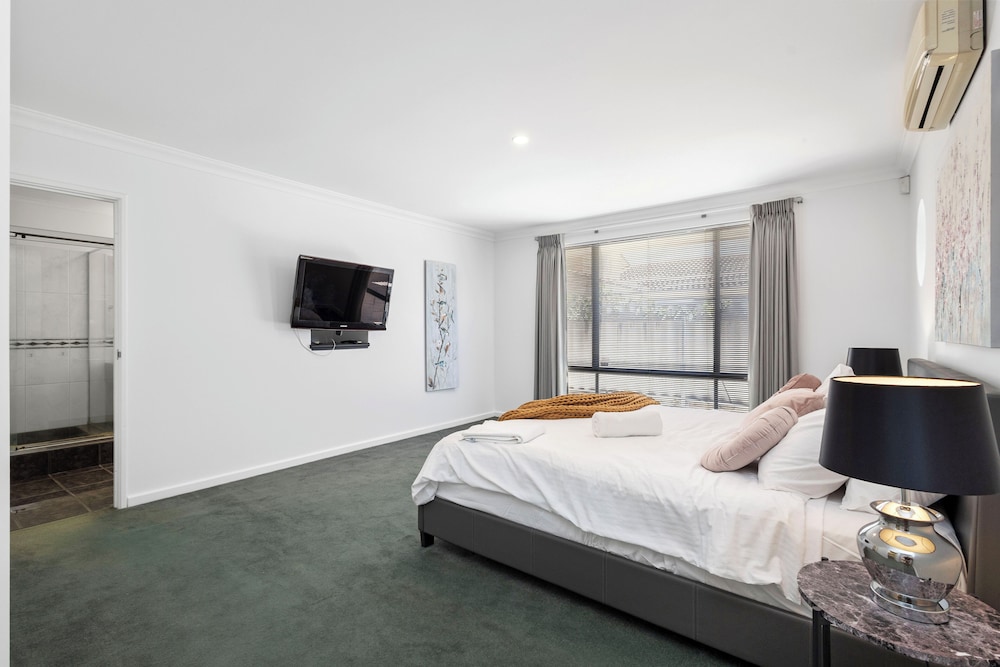 The Monaco Mansion Dianella - Sepal Stay