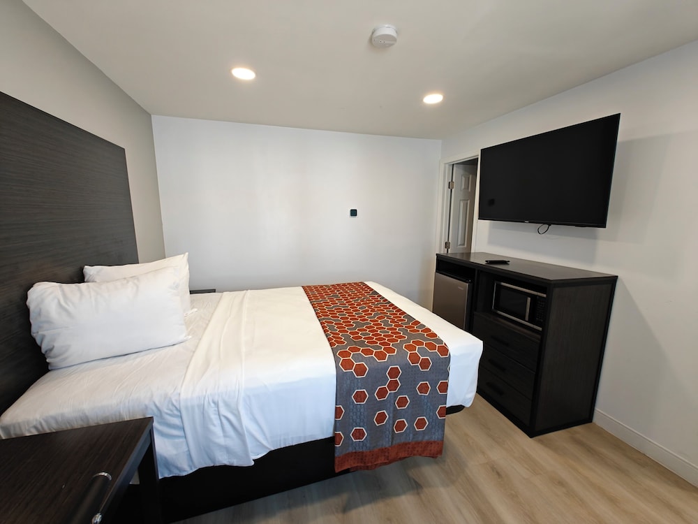 Casa Blanca Inn and Suites