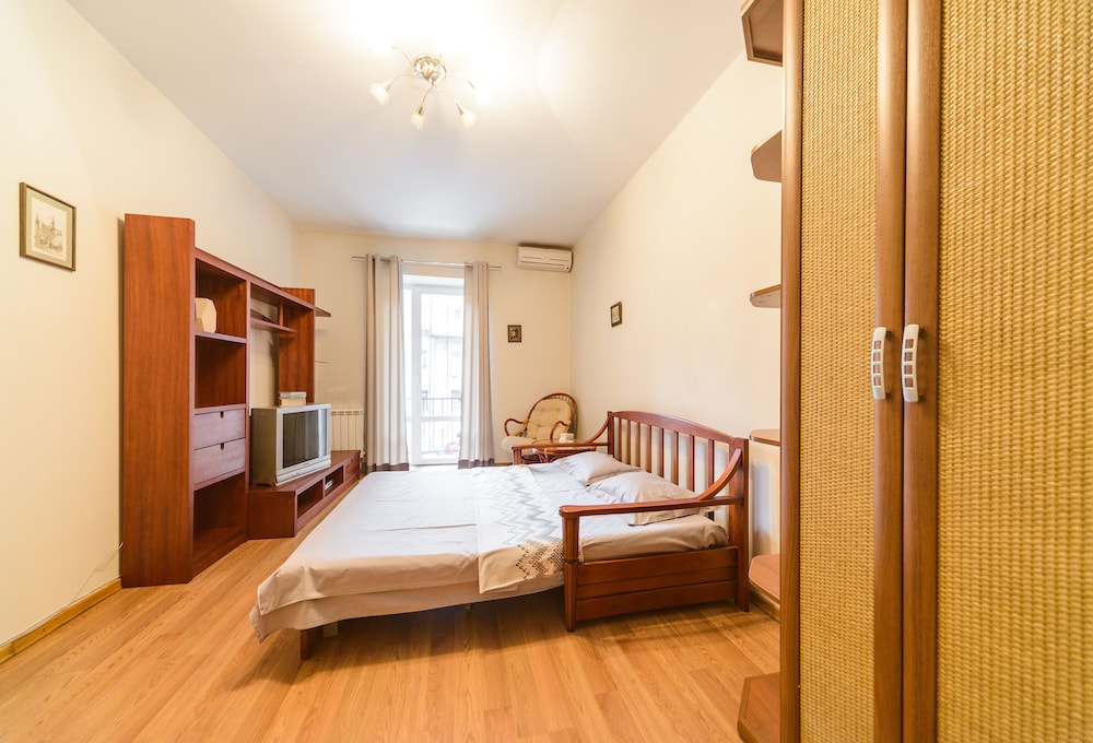 1-room apartments Kiev city center 43 view 3