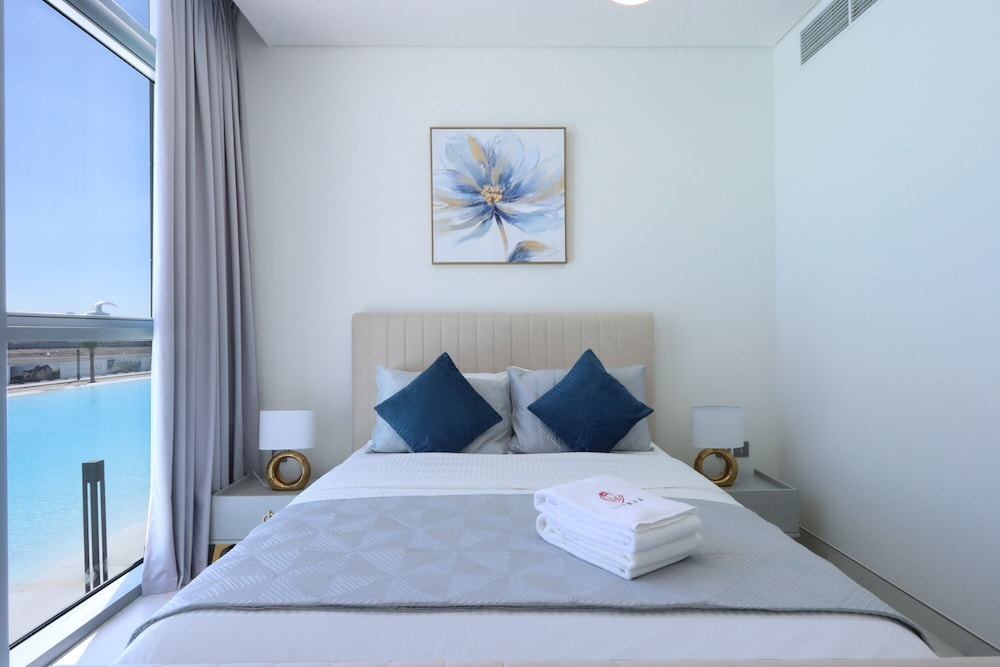 Panoramic 2BR at District One