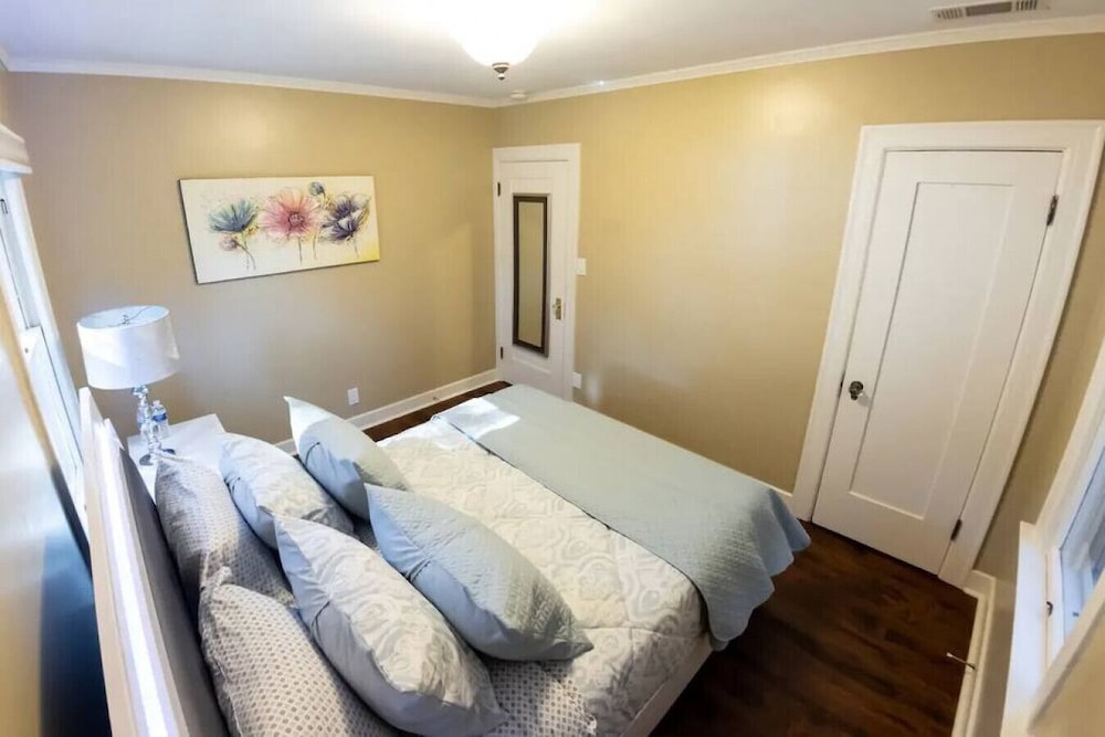 Updated 2BR House in Glendale With Private Fenced Yard Parking p2