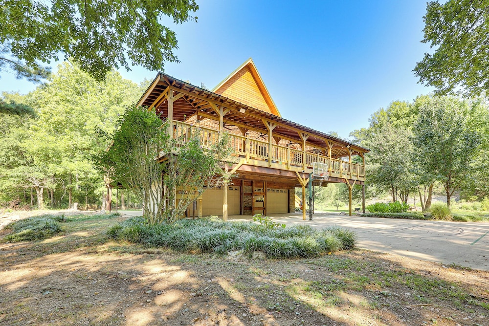 Creek Access, Games: Family-friendly Royal Retreat