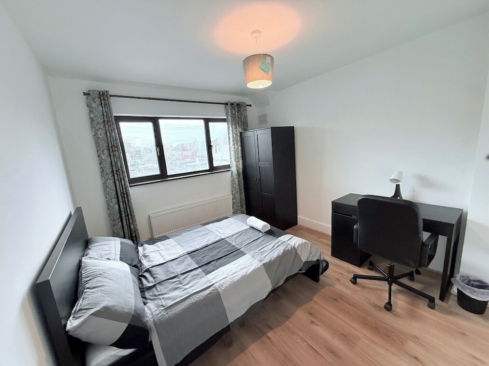 Fountain House-sleeps 5-central Dagenham-parking