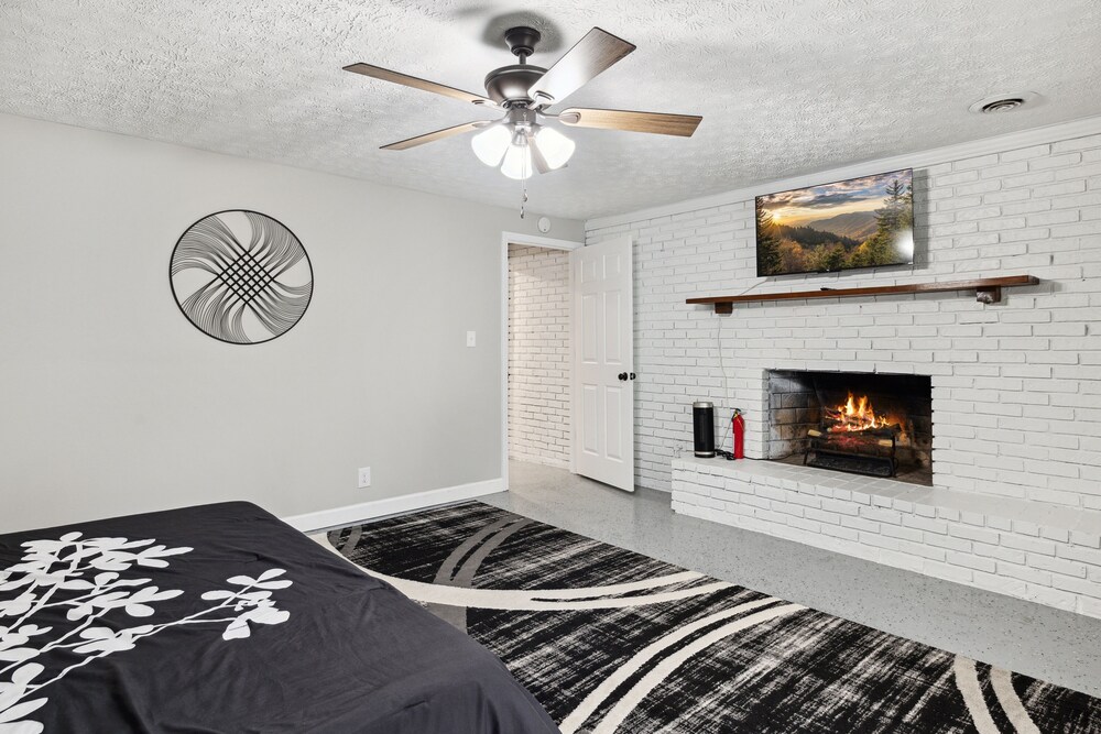 Bluff Mountain Bungalow 4 Bedroom Home by RedAwning view 4