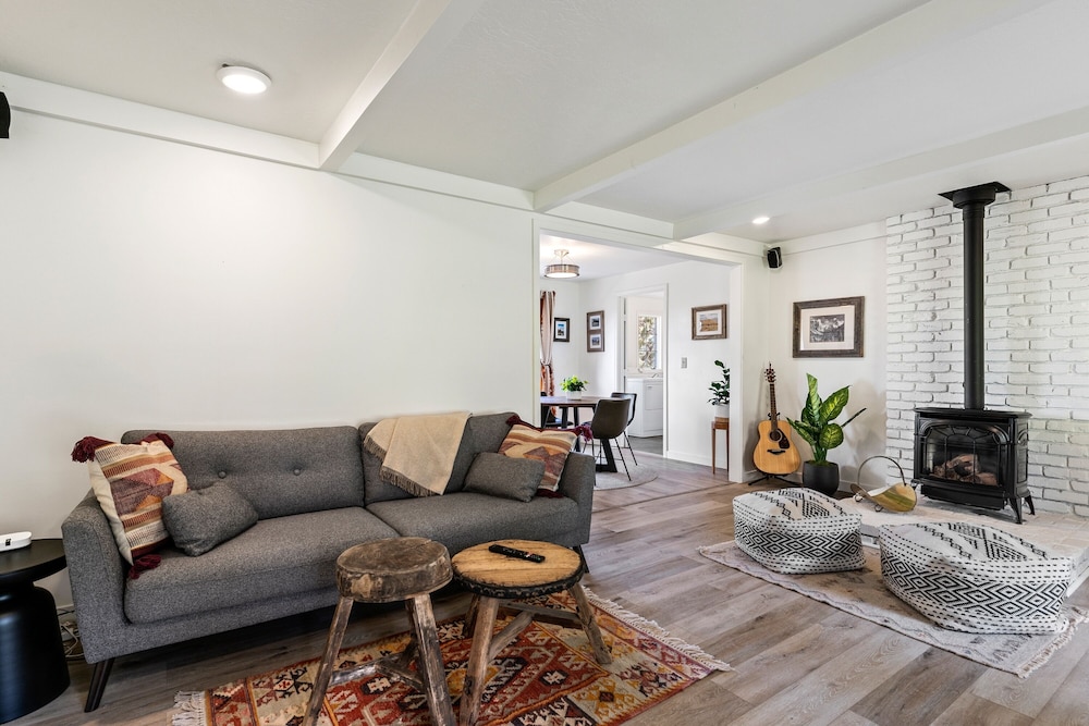 Serenity On 6th 30 Day Minimum 4 Bedroom Home by RedAwning