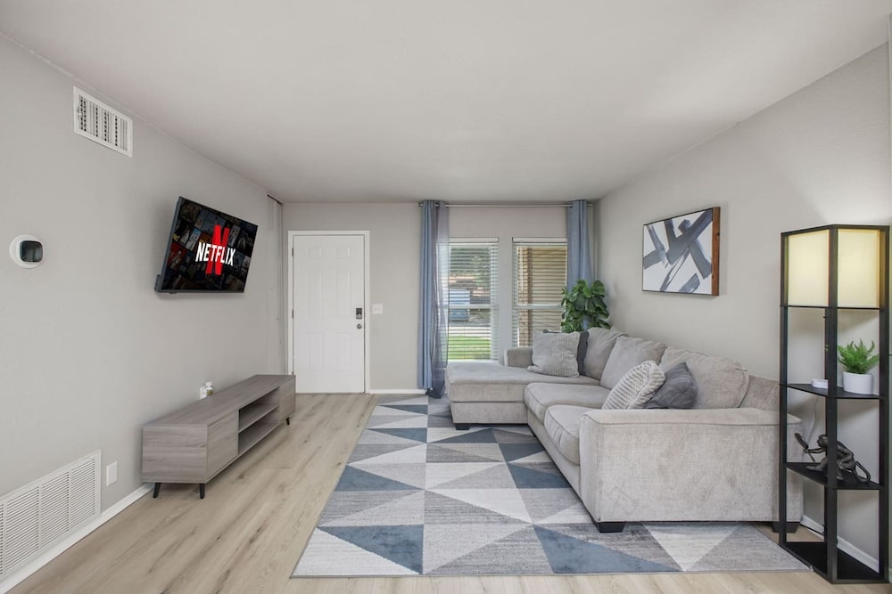 Cozy 3BR Home Family-friendly Near Attractions