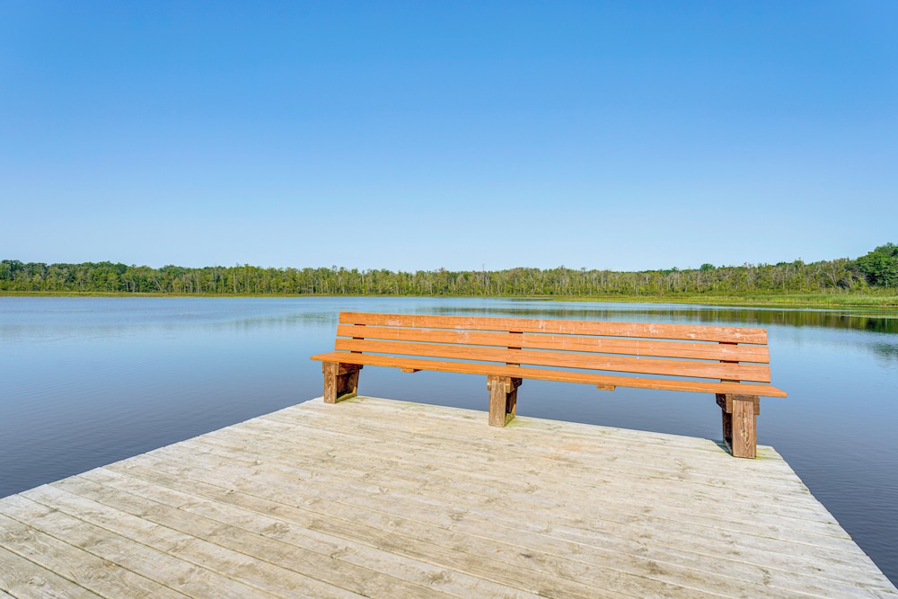 Walk to Cranberry Lake: Quaint Family Cottage