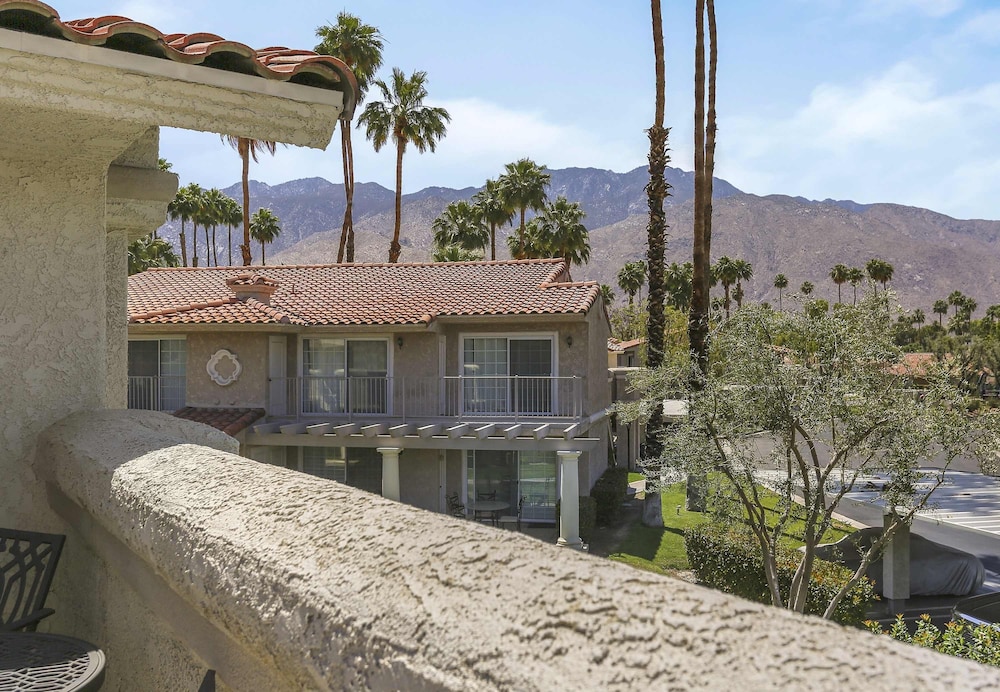 Stylish Condo With Panoramic View Community Pool
