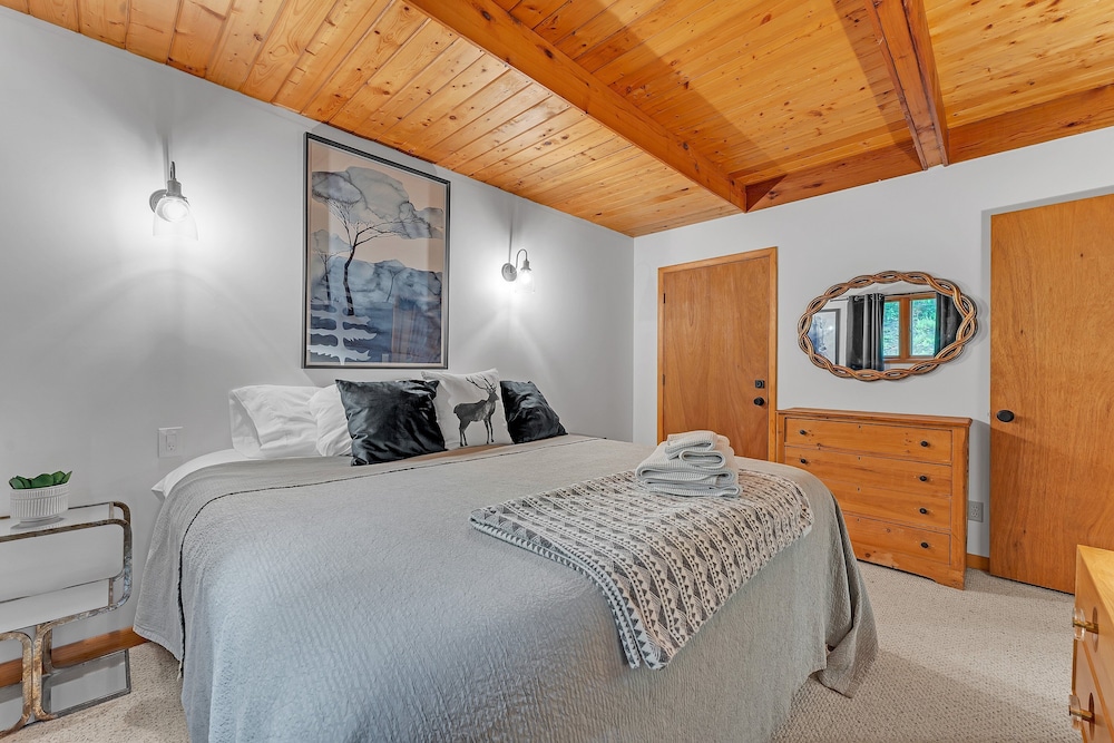 Modern Mountain Retreat Near Dolly Sods & Skiing 3 Bedroom Home