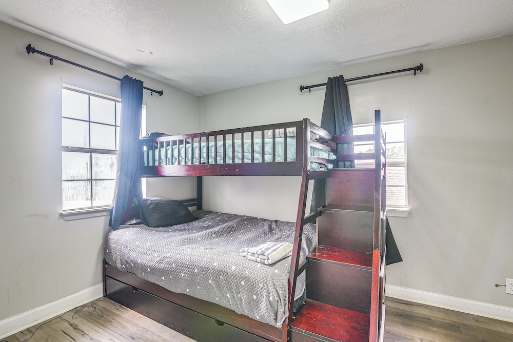 Walkable Apt 2 Mi to Dtwn: Houston Retreat!