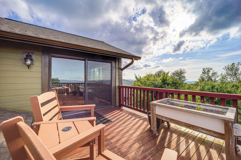 Hot Tub + Stunning Views: Luxury Beech Mtn Escape!